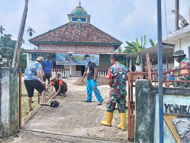 Kodim 0418/Palembang Gelar Karya Bakti Pembersihkan Dan Perehapan Masjid Nurul Iman