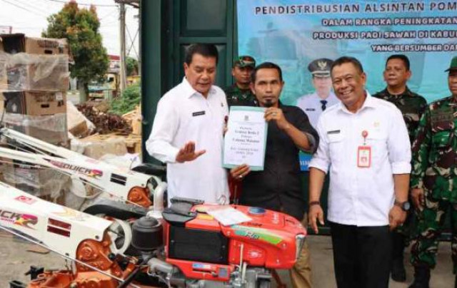 Pemkab Tangerang Distribusikan Pompa Air dan Traktor bagi Petani