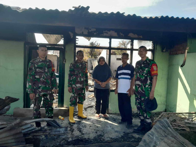 Kasdim 0418/Palembang Pimpin Gotong Royong Pembersihan Puing-Puing Pasca Kebakaran