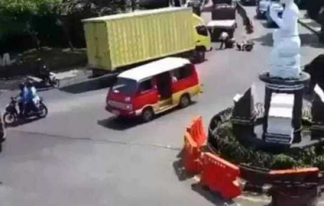 Netizen geram! Pemotor di Purwakarta jatuh terlindas truk gegara polisi, malah keluarga korban yang minta maaf