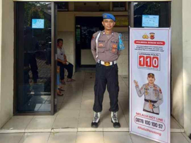 Polsek Bogor Barat menempatkan standing banner nomor pengaduan Polresta Bogor Kota