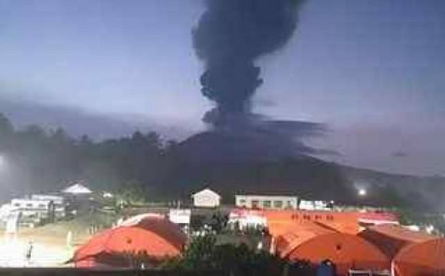 Erupsi Gunung Ibu di Malut muntahkan abu vulkanik 5 Km