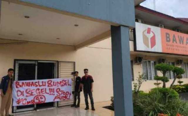 KPU kabupaten Oki diduga bermasalah, GAAS gelar aksi di Bawaslu Provinsi Sumsel 