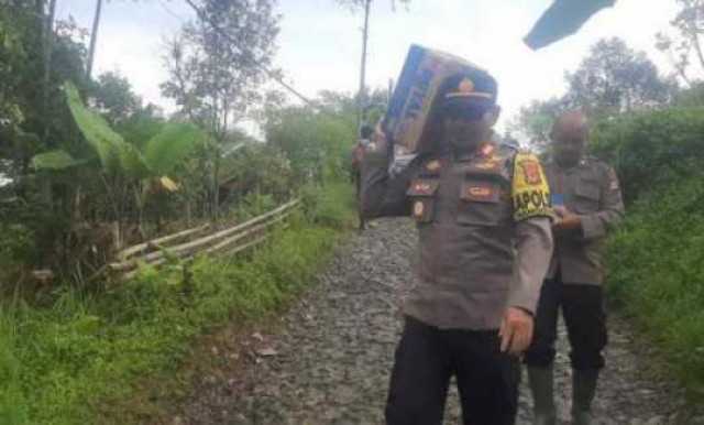 Polsek Nanggung tangani jalan tertutup longsor di Malasari