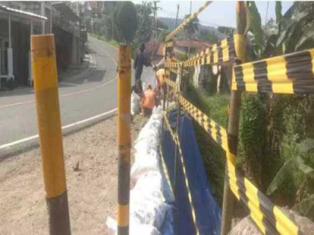 Antisipasi longsor susulan, tembok pengaman jalan nasional di Bogor, dipasang terpal