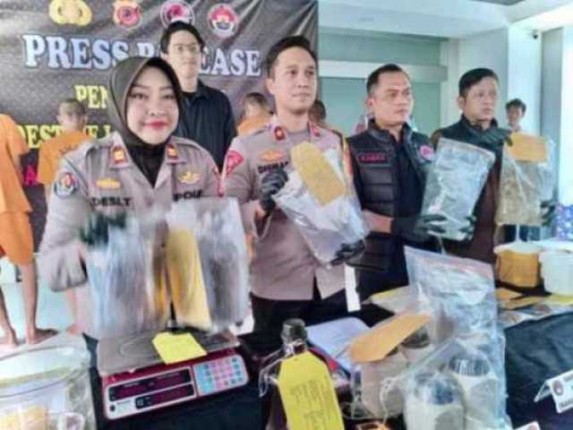 Polres Bogor tangkap 8 orang terkait sabu dan tembakau sintetis