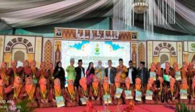 Hadiri Tasyakuran Alumni Ke-20 Ponpes Ar Rahman Palembang, Ketua DPRD Sumsel R.A Anita Noeringhati Apresiasi Lulusannya