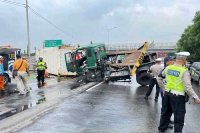 Sopir tertimpa boks kontainer di tol JORR, evakuasi makan waktu 3 jam
