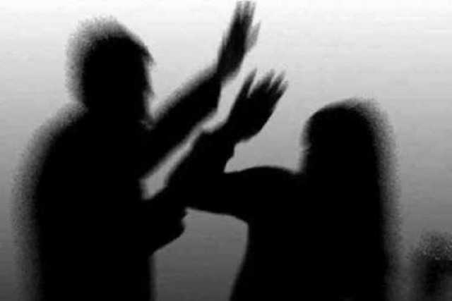 Gara-gara cekcok mulut, istri dibakar suami di depan rumah
