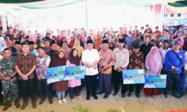 Bupati Enos Menyerahkan Bantuan Usaha Ekonomi Produktip dan Sembako Untuk Masyarakat Pra Sejahtera