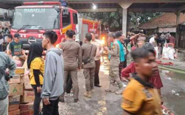 Polsek Ciampea Bersama Instansi Terkait Investigasi Penyelidikan Lanjut Terkait Terjadi Kebakaran Pasar Ciampea Endah Desa Ciampea