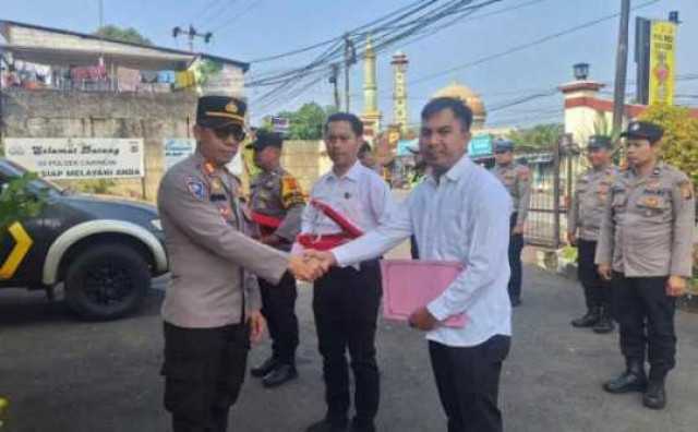 Kapolsek Caringin Rutin Memberikan Reward Kepada Anggotanya Yang Memiliki Kinerja Baik Untuk Kesatuan