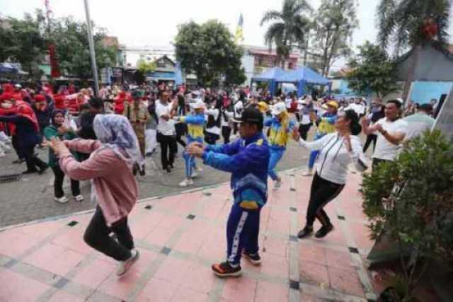 Senam bersama warga, Pj Nurdin Gaungkan Pola Hidup Sehat