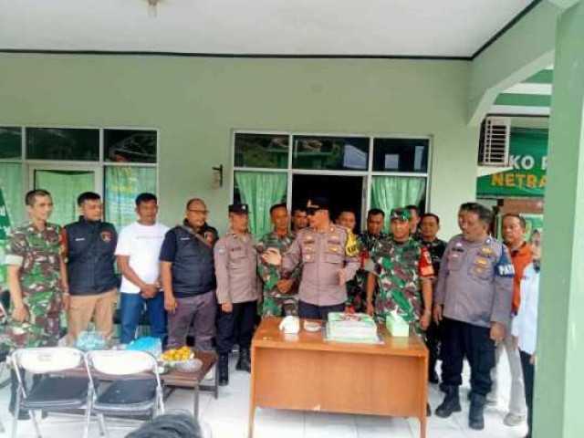 Kapolsek Nanggung Dan Jajarannya Berikan Kejutan Ke Danramil O621 DI HUt TNI KE 79