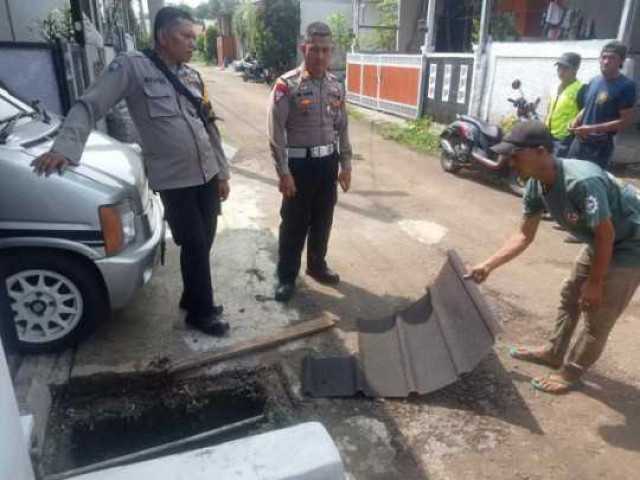Polsek Ciomas Tindak Lanjuti Adanya Video Viral Pencurian Besi Gorong-gorong Di Perumahan Ciomas Hills.