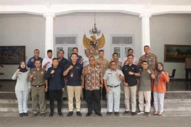 Kepala Perwakilan PT. Jasa Raharja Bahas Kepatuhan dan Manfaat Membayar PKB/SWDKLLJ Diterima Oleh Bupati Sukabumi