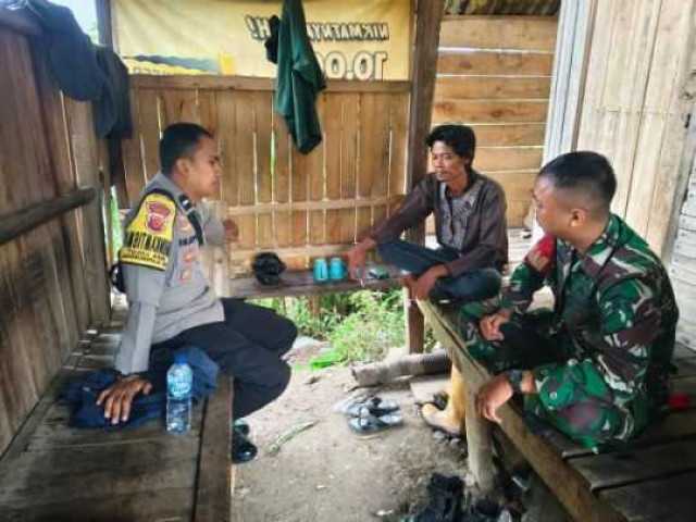Bhabinkamtibmas Wilayah Hukum Polsek Klapanunggal Giat COOLING Sistem Jalin Kedekatan Dengan Warga Binaan Ajak Jaga Kondusifitas Wilayah Dan Ciota Kondisi Pilkada Serentak 2024 Mantap Praja Yang Masih Berlangsung.