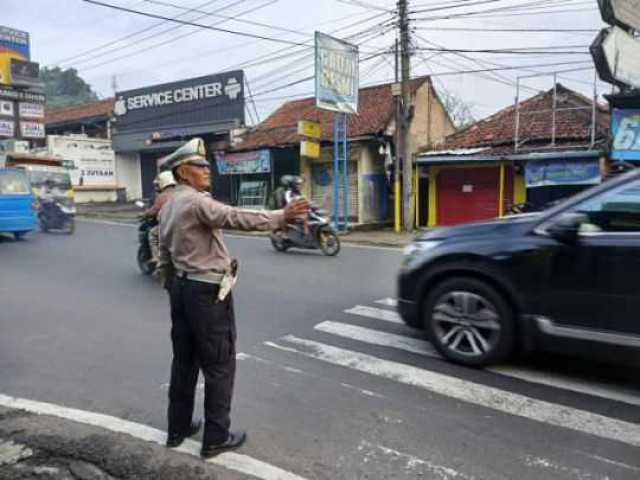 Anggota Wilayah Hukum Polsek Ciampea Giat Gatur Lalin Ciptakan Rasa Aman Bagi Pengguna Jalan Raya.