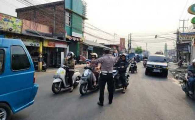 Anggota Sat Lantas Wilayah Hukum Polsek Ciampea Giat COOLING Sistem Laksanakan Pengaturan lalulintas Pelayanan Masyarakat Pengguna Jalan Raya Pengendara Serta Penyebrangan Jalan, Hindari Gangguan Kamtibmas Dan Laka Lantas.