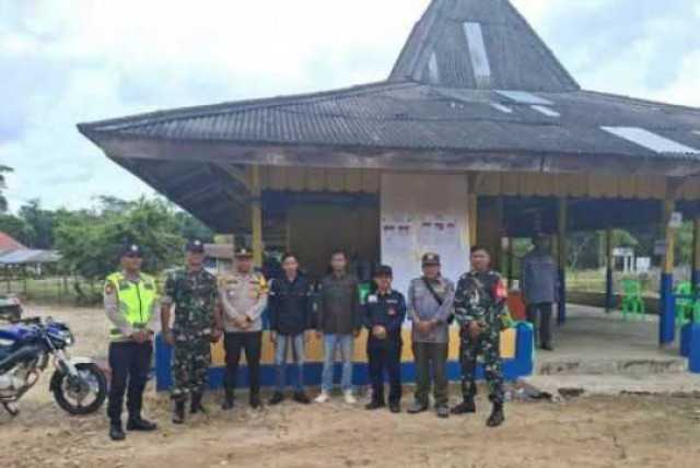 Pilkada Berjalan Aman Damai, Bhabinkamtibmas Polsek Semendawai Suku III Laksanakan Pengamanan TPS