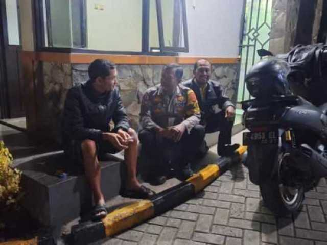 Bhabinkamtibmas Wilayah Hukum Polsek CSR Giat COOLING Sistem Kontrol Pos Siskamling Sampaikan Himbauan dan Ajak Jaga Kamtibmas Pasca Pilkada Mantap Praja Serentak 2024 Agar Kondusif.
