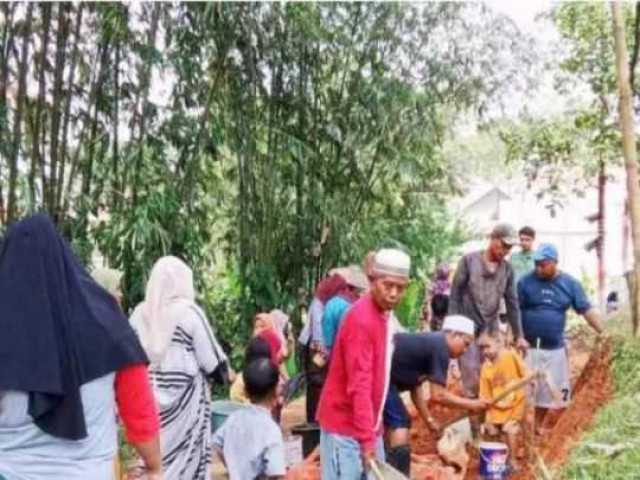 Musim Hujan, Warga Kalong Liud, Kecamatan Nanggung Bogor kerja bakti membersihkan saluran air.