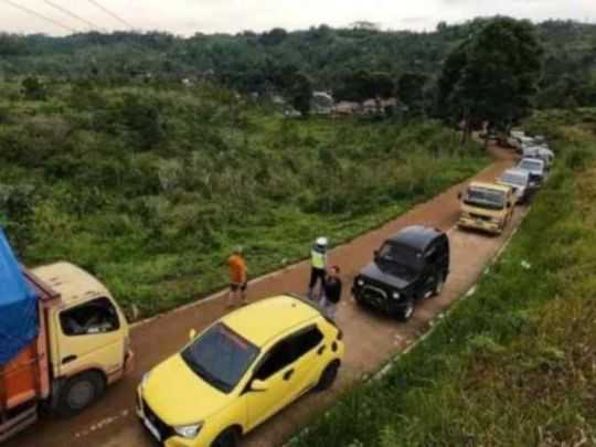 Polres Cianjur Mulai Terapkan Buka Tutup di Jalur Cianjur-Sindang barang.