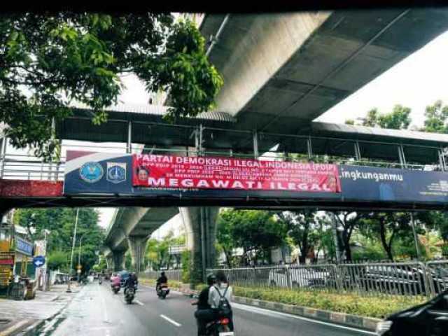 Penemuan Spanduk Provokatif di JPO Dekat Gedung Kesenian Jakarta Sawah Besar Jakarta Pusat, dan Partai Coklat: Ancaman Terhadap Demokrasi.