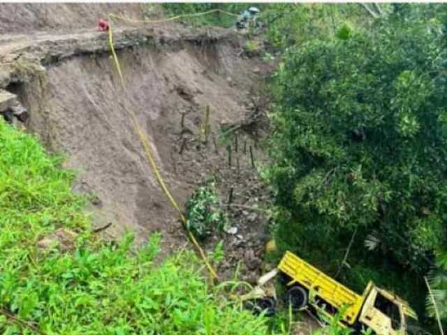 Terjadi Kecelakaan Truk Engkel, Terperosok ke Jurang di Cianjur, Sopir Selamat.
