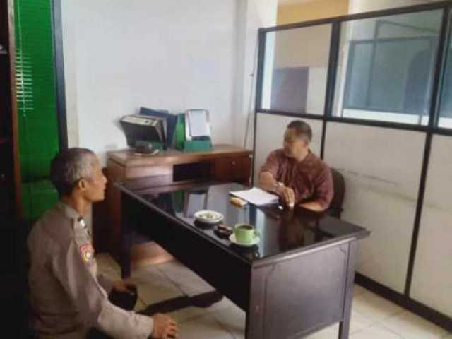 Bhabinkamtibmas Wilayah Hukum Polsek CSR Polres Bogor giat sambang warga ke pada pengelola hotel Cisarua indah Kelurahan Cisarua sampaikan pesan kamtibmas.