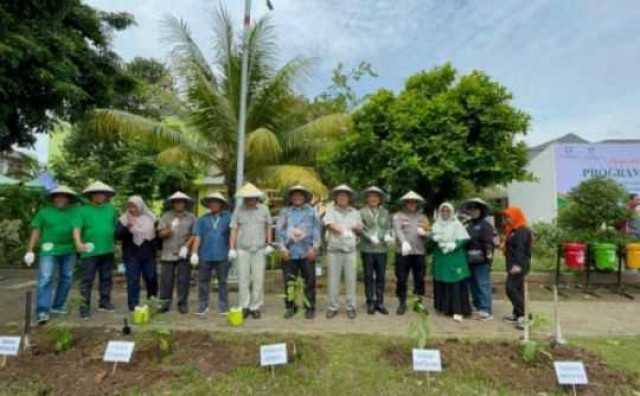 Bhabinkamtibmas Wilayah Polsek Gunung Putri Giat Cooling Sistem Bersama Satkelholder Terkait Dalam Mengantisipasi Bencana Alam Lakukan Penanaman Pohon Dan Ketahanan Pangan Dalam Pendukung Asta Cita Presiden Republik Indonesia.
