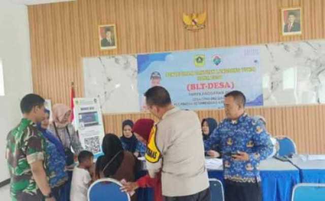 Sinergitas TNI-POLRI Wilayah Hukum Polsek Megamendung Giat Cooling Sistem Monitoring Penyaluran Bantuan Langsung Tunai - Desa ( BLT-DD ) Tahun Anggaran 2024 Bagi Warga Masyarakat.