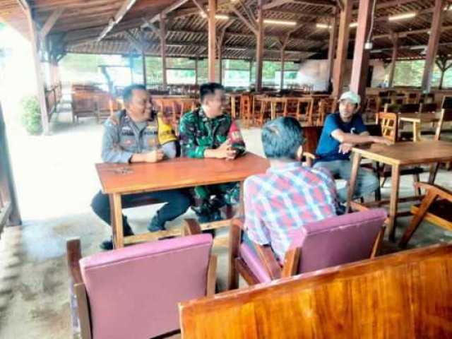 Sinergitas TNI-POLRI Wilayah Hukum Polsek Gunung Putri Desa Cikeas Giat Cooling Sistem Dialogis Tokoh Warga Masyarakat Beri Pesan Dan Ajak Jaga Kamtibmas.