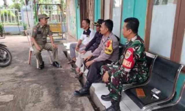 Sinergitas TNI-POLRI Bersama Satpol PP Wilayah Hukum Klapanunggal Desa Kembangkuning Giat Cooling Sistem Patroli Dialogis Kamtibmas Pastikan Keamanan Warga Di Hari Natal 2024 Kondusif.