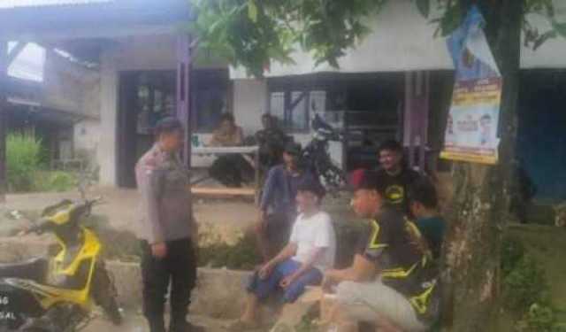 Bhabinkamtibmas Wilayah Hukum Polsek Klapanunggal Giat Cooling Sistem Menjalin Kedekatan Dengan Warga Desa Klapanunggal Beri Pesan Dan Ajak Jaga Kamtibmas.