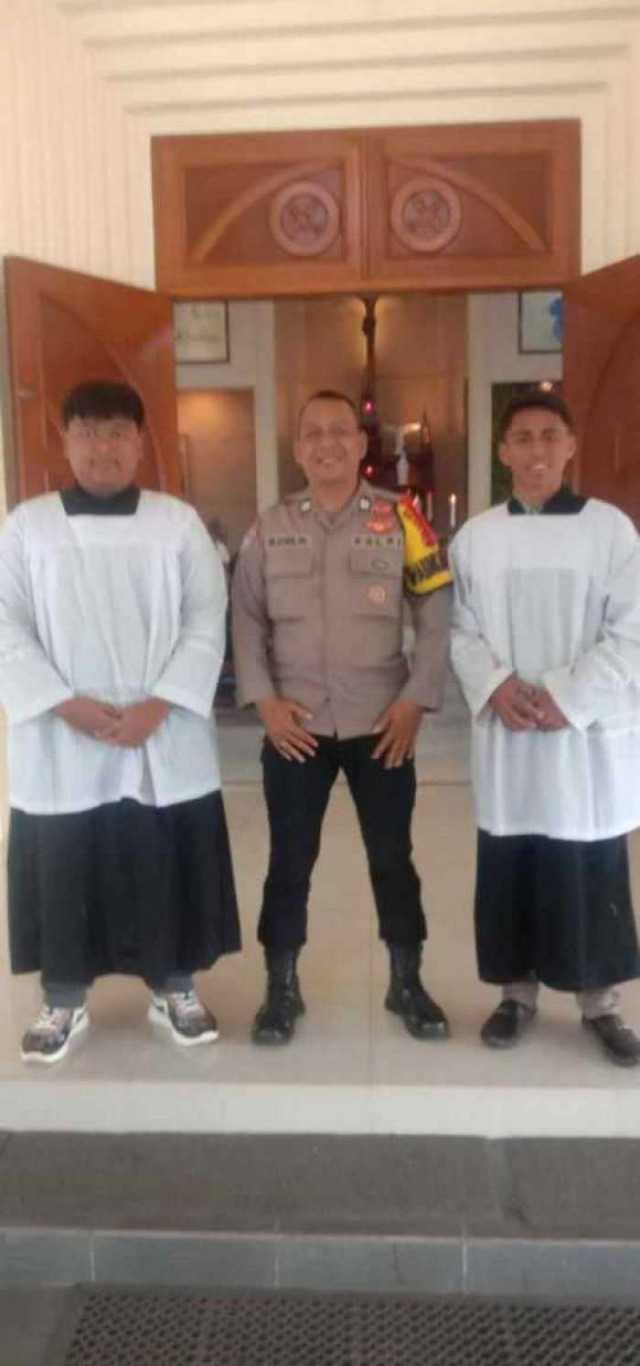 Bhabinkamtibma Wilayah Hukum Polsek Megamendung Giat Cooling Sistem Lakukan Pengamanan Gereja You kubus Rosuul Pastikan Keamanan Para Jemaat Kristiani Peribadatan Aman Nyaman Dan Kondusif.