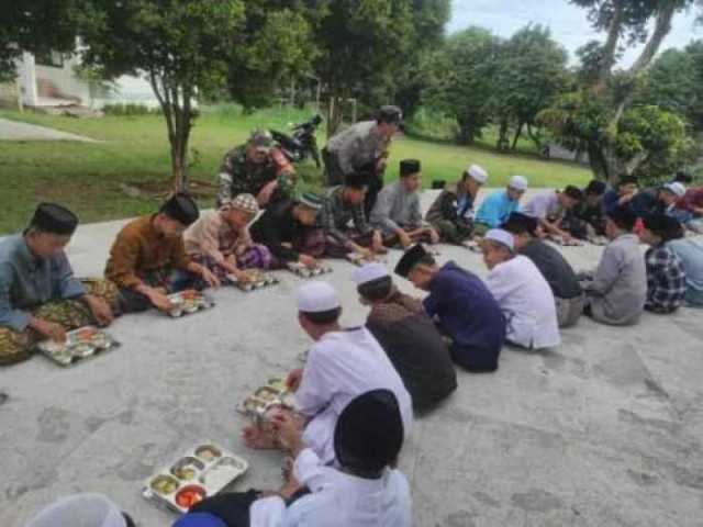Sinergitas TNI-POLRI Wilayah Hukum Polsek Tamansari Giat Cooling Sistem Monitoring Pendistribusian Makan Bergizi Gratis (MBG) Dalam Rangka Mendukung Program Asta Cita Presiden Dan Wakil Presiden Republik Indonesia.