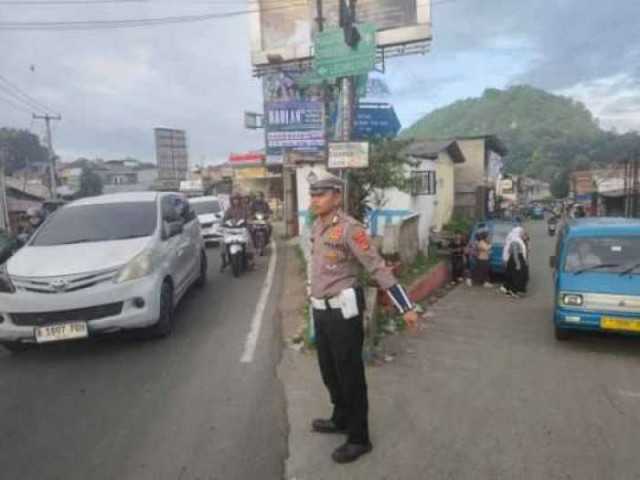 Anggota Sat Lantas Wilayah Hukum Polsek Ciampea Polres Bogor Giat Cooling Sistem Laksanakan Kegiatan Pengaturan lalulintas Wujud Pelayanan Publik Dan Hindari Kemacetan Serta Terjadinya Kecelakaan Lalu Lintas.