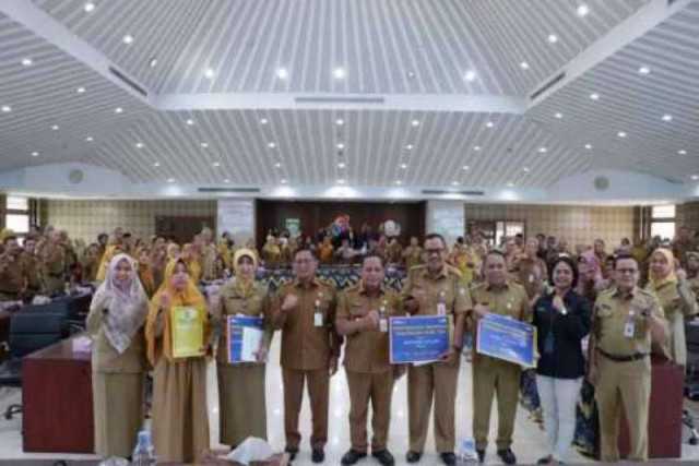 Serahkan SK Pensiun, Dr. Nurdin : Terimakasih dan Terus Berkarya di Tengah Masyarakat.