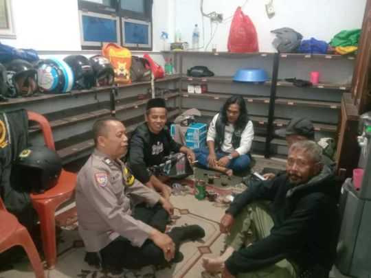 Bhabinkamtibmas Wilayah Hukum Polsek Megamendung Giat Cooling Sistem Monitoring Untuk Keamanan Pengajian Rutin Bulanan Di Masjid Nurul Huda.
