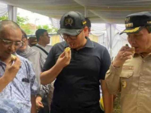 Ketua DPRD Kabupaten Bogor, Sastra Winata bersama Pj Bupati Bogor, Bachril Bakti saat menghadiri festival durian di Kecamatan Leuwiliang.