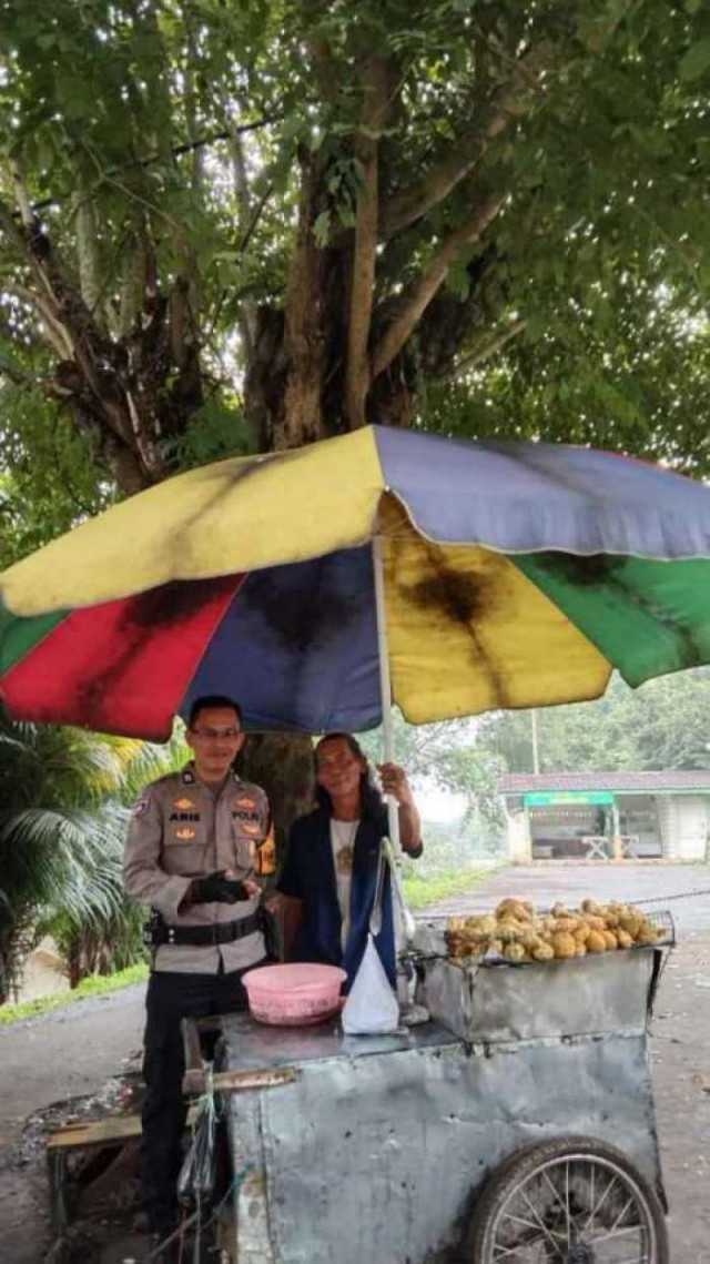 Bhabinkamtibmas Wilayah Hukum Polsek Ciawi Polres Bogor Giat Cooling Sistem Silaturahmi Pelaku Usaha Beri Pesan  Kamtibmas Dan Ajak Jaga Kondusifitas Cegah Kriminalitas. 