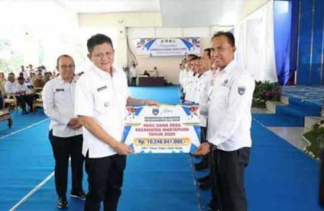 Serahkan Secara Simbolis Dana Desa, Bupati OKU Timur Harap Masyarakat Semakin Sejahtera