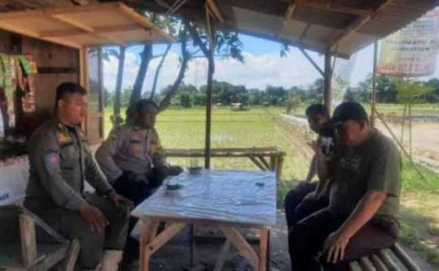Bhabinkamtibmas Wilayah Hukum Polsek Klapanunggal Giat Cooling Sistem Bersama Satpol PP Kecamatan Sambang Warga Beri Pesan Kamtibmas Ajak Jaga Kondusifitas Cegah Kriminalitas.