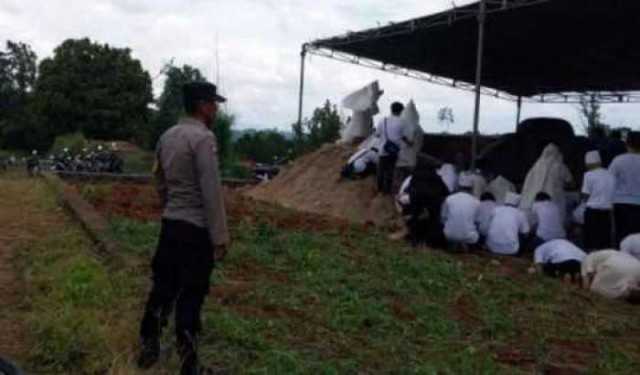 Bhabinkamtibmas Wilayah Hukum Polsek Gunung Sindur Polres Bogor Giat Cooling Sistem Wujud Pelayanan Publik Hadiri Pemakaman Warga Binaan Monitoring Situasi Kondisi Aman Dan Lancar.