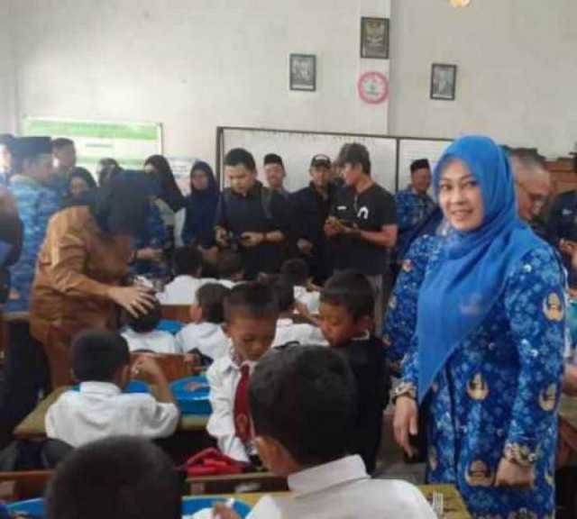 Perdana, Program MBG di Labuan Pandeglang disambut Antusias Murid Sekolah