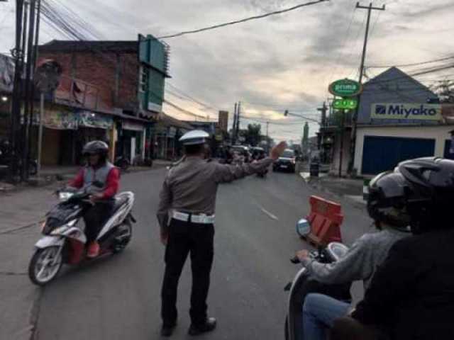 Anggota Polsek Ciampea Polres Bogor Laksanakan Kegiatan Cooling Sistem Pengaturan lalulintas Wujud Pelayanan Publik Cegah Kemacetan Dan Menekan Kecelakaan Lalu Lintas.