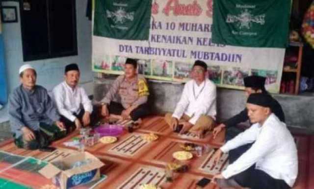 Bhabinkamtibmas Wilayah Hukum Polsek Ciampea Giat Cooling Sistem Jumat Curhat Dan Jalin Kedekatan bersama Tokoh Agama di Desa Binaan.