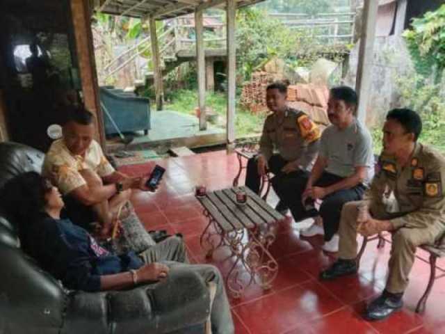 Sinergitas TNI-POLRI Bhabinkamtibmas Desa Pandansari Polsek Ciawi Bersama Babinsa melaksanakan kegiatan sambang Warga di Desa binaannya.