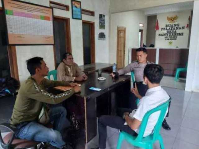 Bhabinkamtibmas Wilayah Hukum Polsek Cigudeg  Giat Cooling Sistem Sambang Kantor Desa Monitoring Dialog Kamtibmas Ajak Jaga Kondusifitas  Cegah Kriminalitas.
